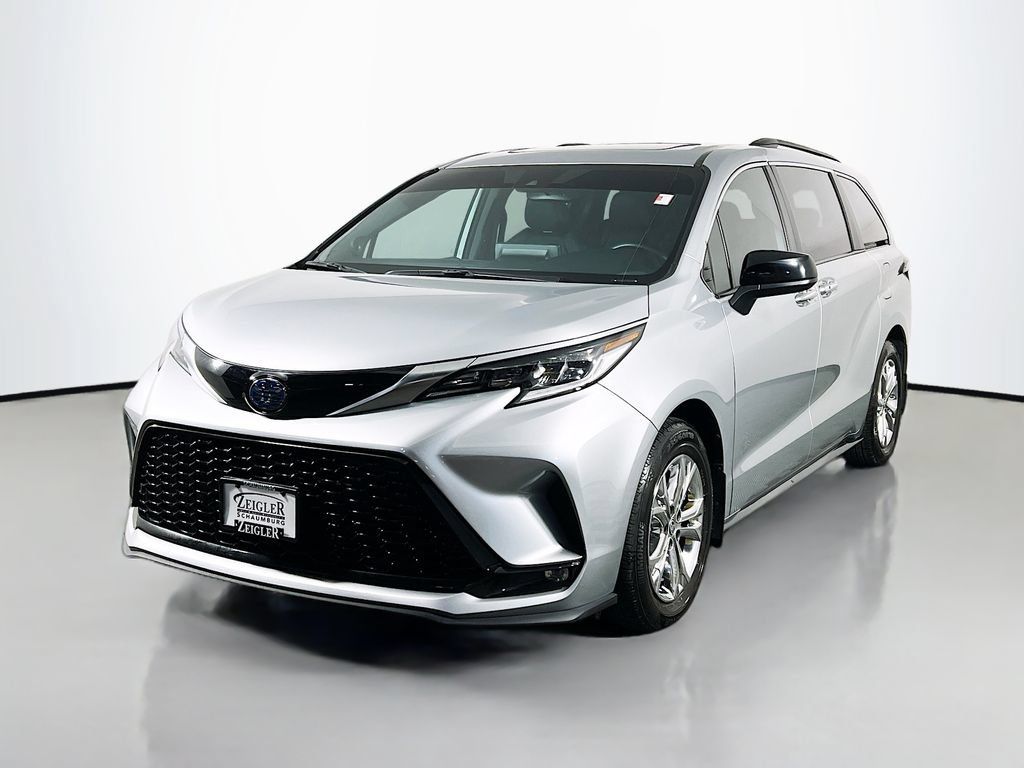 Used 2023 Toyota Sienna XSE w/ XSE Plus Package AWD/4WD image 3