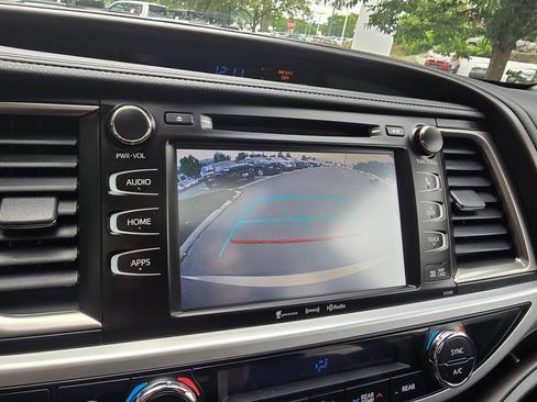 Used 2019 Toyota Highlander XLE AWD/4WD image 29