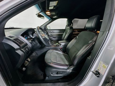 Used 2019 Ford Explorer XLT w/ Equipment Group 202A FWD image 13