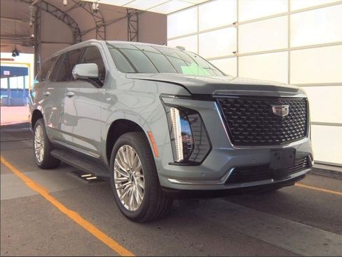 Certified 2025 Cadillac Escalade Premium Luxury image 4