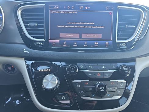 Used 2023 Chrysler Pacifica Touring-L image 22