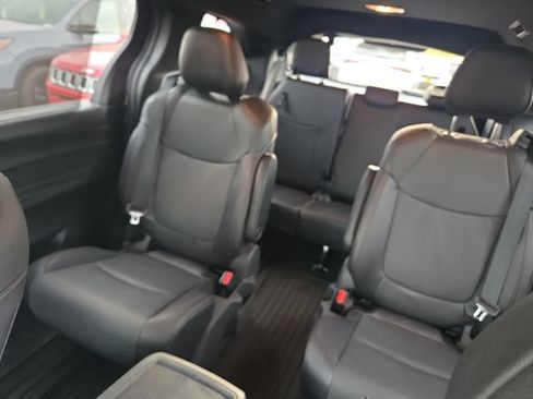 Used 2025 Toyota Sienna Platinum AWD/4WD image 21