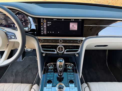 Used 2023 Bentley Flying Spur W12 image 4