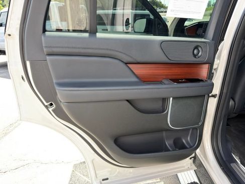 Used 2024 Lincoln Navigator Premiere AWD/4WD image 23