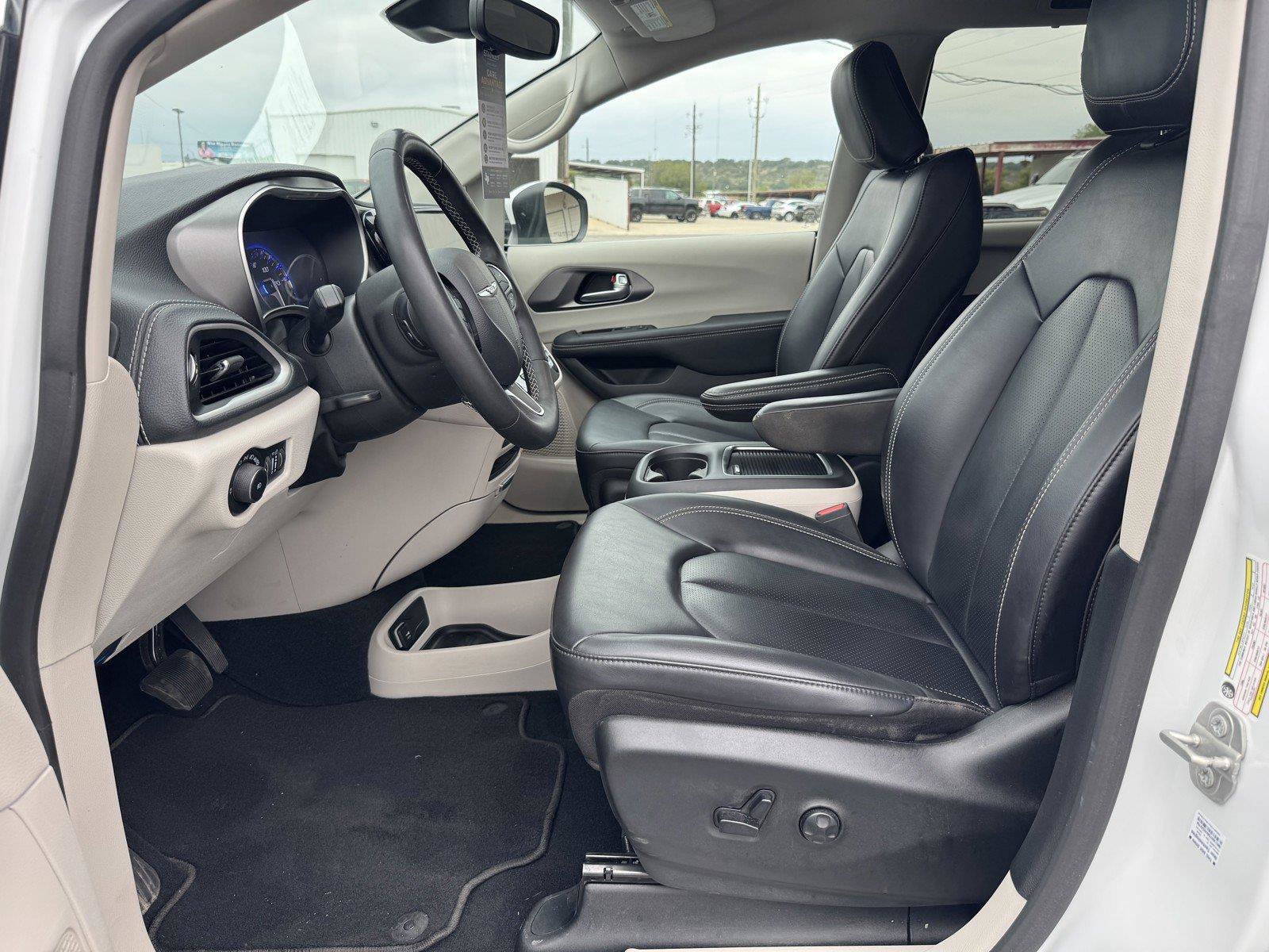Used 2023 Chrysler Pacifica Touring-L FWD image 28