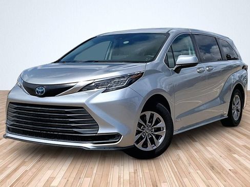 Used 2021 Toyota Sienna LE FWD image 1