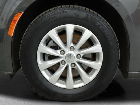 Used 2019 Chrysler Pacifica Touring-L image 11