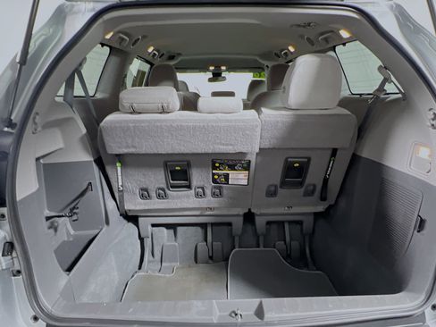 Used 2020 Toyota Sienna LE w/ LE Preferred Package FWD image 34
