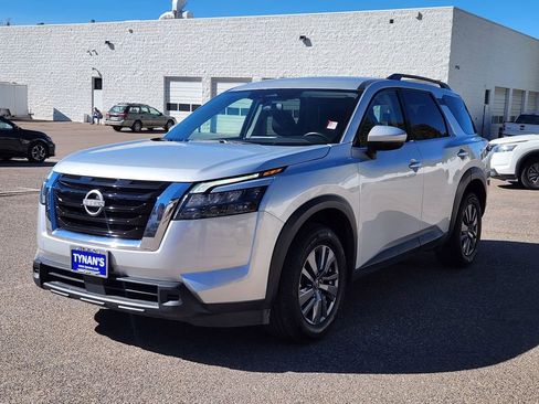 Used 2025 Nissan Pathfinder SV image 6