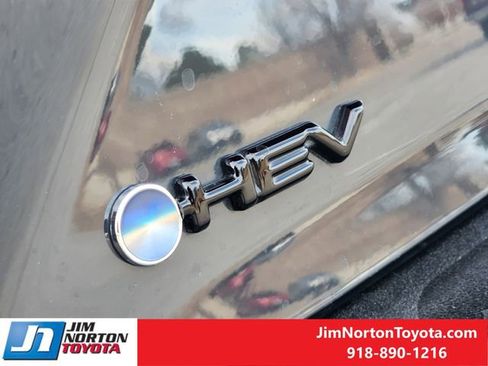 Used 2025 Toyota Camry SE image 13