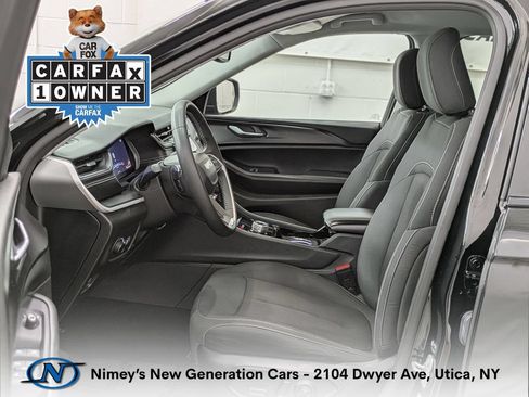 Used 2023 Jeep Grand Cherokee Laredo AWD/4WD image 3