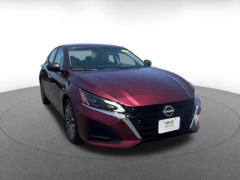 Used 2025 Nissan Altima 2.5 SV FWD image 3