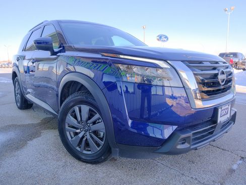 Used 2025 Nissan Pathfinder SV image 13