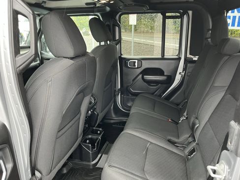 Used 2021 Jeep Gladiator Willys image 16