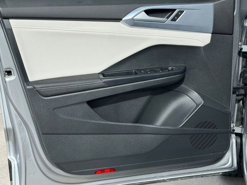 Certified 2025 Volkswagen Taos SE FWD image 20