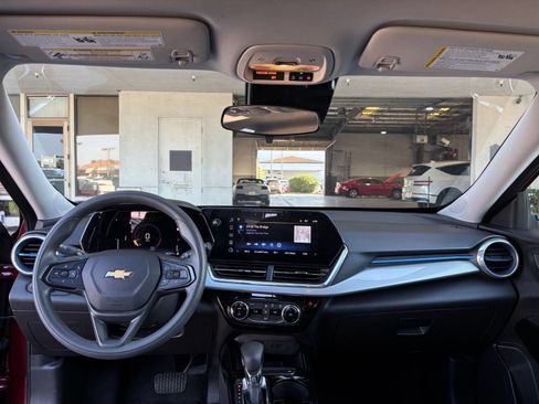 Used 2025 Chevrolet Trax LT FWD image 59