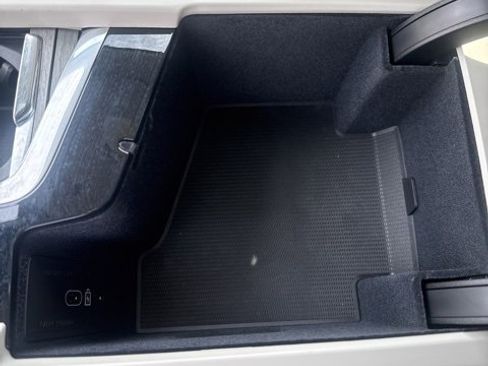 Used 2023 Volvo XC60 T8 Ultimate image 19