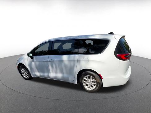 Used 2025 Chrysler Pacifica Select FWD image 10