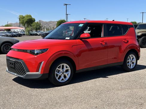 Used 2025 Kia Soul LX image 2