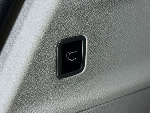 Used 2023 Chrysler Pacifica Touring-L FWD image 12