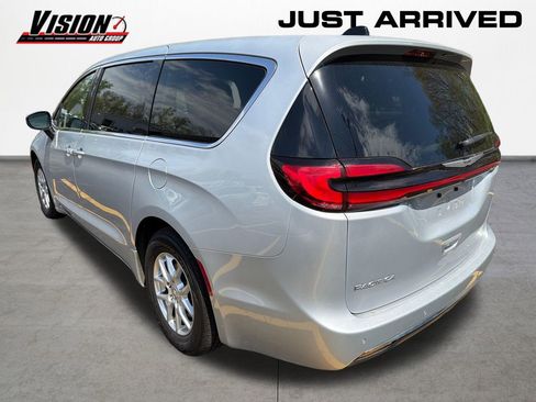Used 2023 Chrysler Pacifica Touring-L FWD image 6