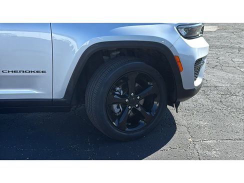 Used 2024 Jeep Grand Cherokee Altitude AWD/4WD image 10