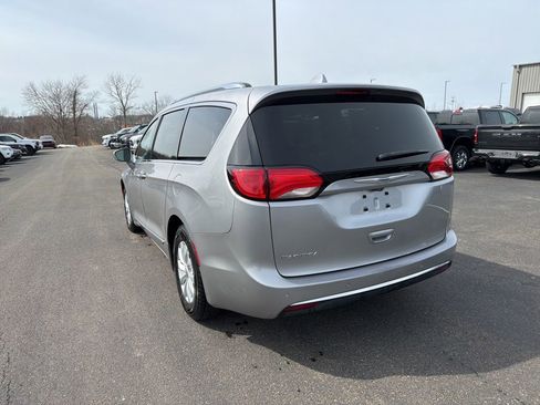 Used 2019 Chrysler Pacifica Touring-L image 5