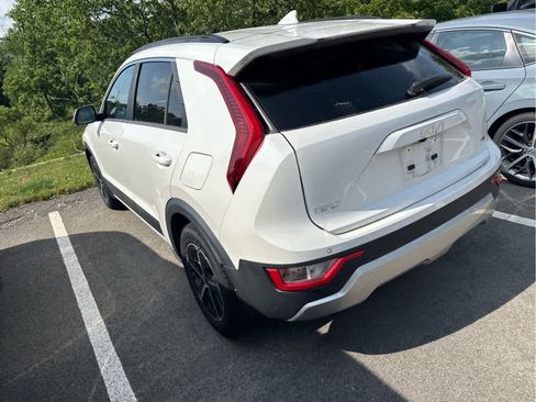 Used 2024 Kia Niro EX FWD image 8