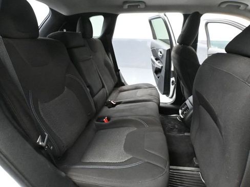 Used 2019 Jeep Cherokee Latitude w/ Popular Appearance Group image 41