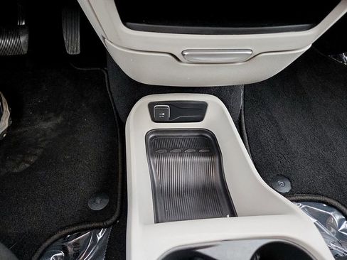 Used 2023 Chrysler Voyager LX image 28