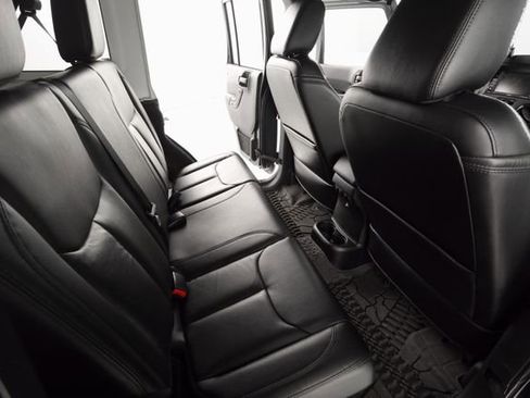 Used 2017 Jeep Wrangler Unlimited Sahara image 12