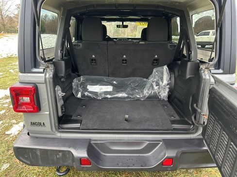 Used 2021 Jeep Wrangler Unlimited Sahara w/ Uconnect 4C Nav & Sound Group AWD/4WD image 9