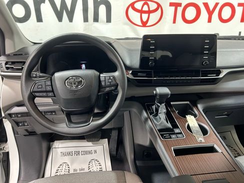 Used 2024 Toyota Sienna LE image 26