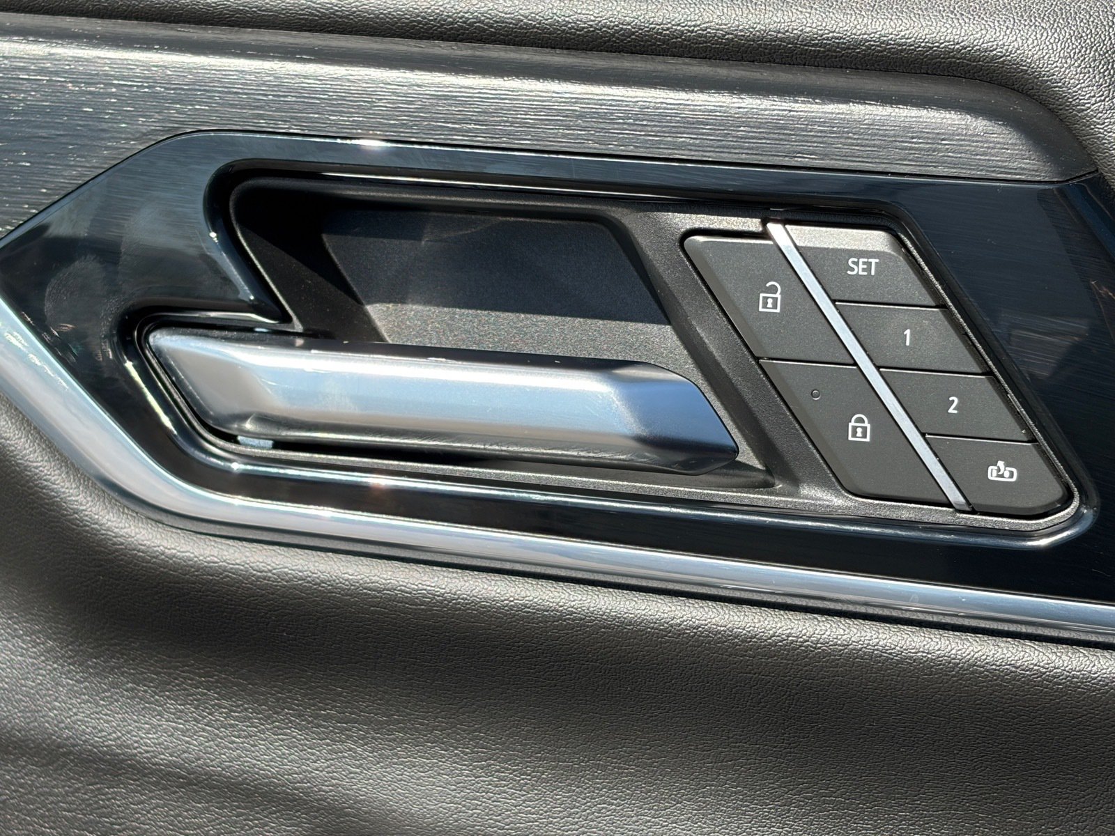 Used 2025 GMC Yukon XL Denali RWD image 19