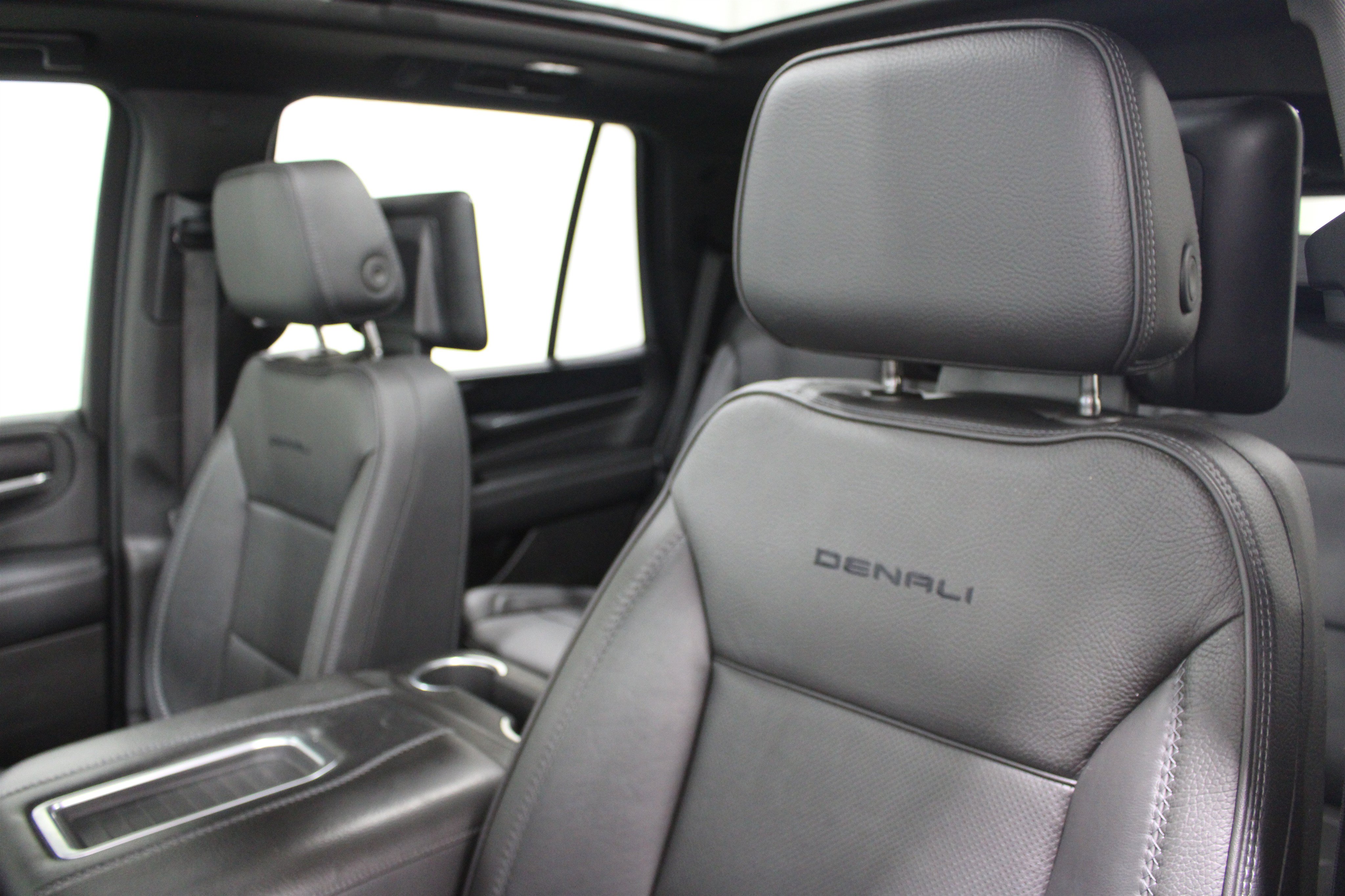 Used 2021 GMC Yukon Denali w/ Denali Ultimate Package AWD/4WD image 4