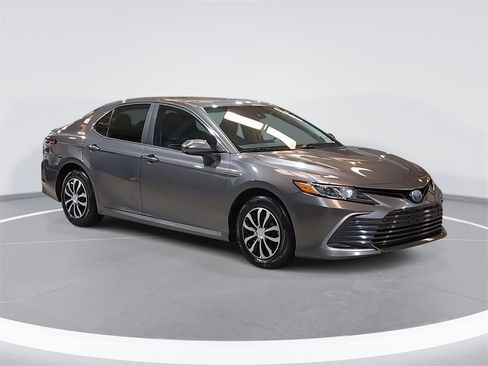 Used 2022 Toyota Camry LE image 3