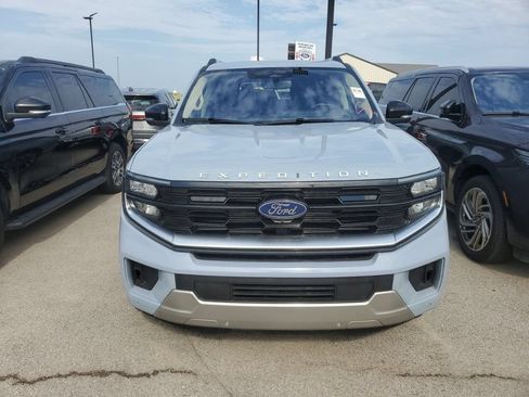 Used 2025 Ford Expedition Max Platinum w/ Driver's Package AWD/4WD image 2