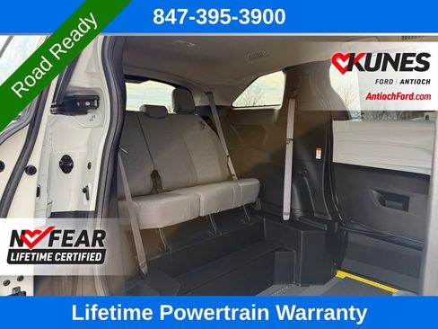 Used 2025 Toyota Sienna LE image 18