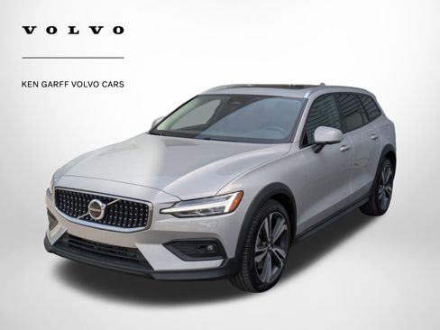 Used 2025 Volvo V60 B5 Cross Country Plus image 8