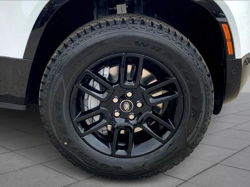 New 2025 Land Rover Defender 90 X-Dynamic SE image 10