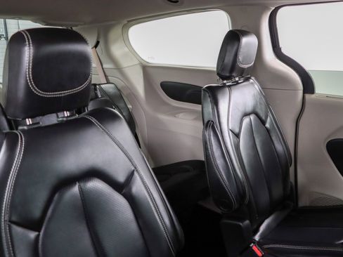 Used 2023 Chrysler Pacifica Touring-L FWD image 28