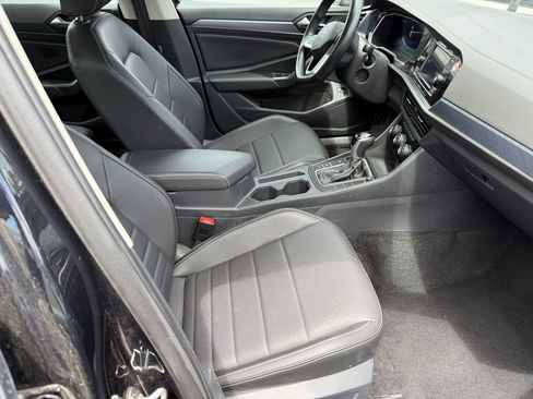 Used 2024 Volkswagen Jetta SE FWD image 2