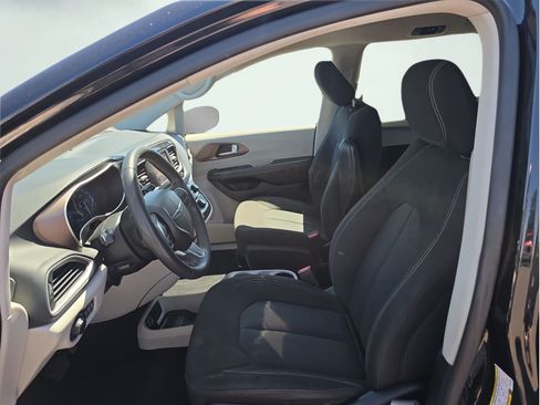 Used 2022 Chrysler Voyager LX FWD image 10