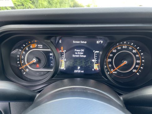 Used 2025 Jeep Wrangler Unlimited Rubicon w/ Convenience Group AWD/4WD image 20