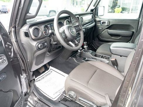 Certified 2023 Jeep Gladiator Sport AWD/4WD image 15