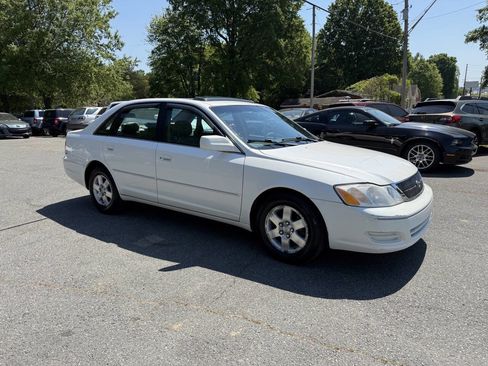 Used 2000 Toyota Avalon XL image 4