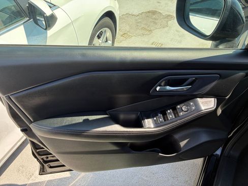 Used 2025 Nissan Rogue SV AWD/4WD image 18