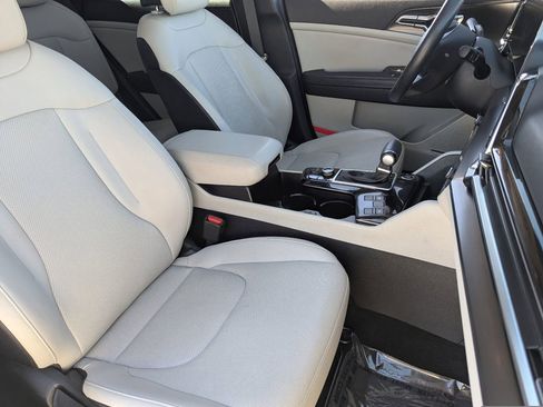 Used 2024 Kia Sportage EX image 8