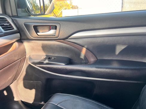 Used 2017 Toyota Highlander XLE image 16