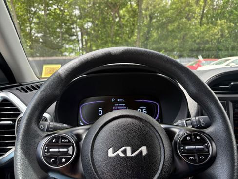 Used 2025 Kia Soul LX w/ LX Technology Package FWD image 25